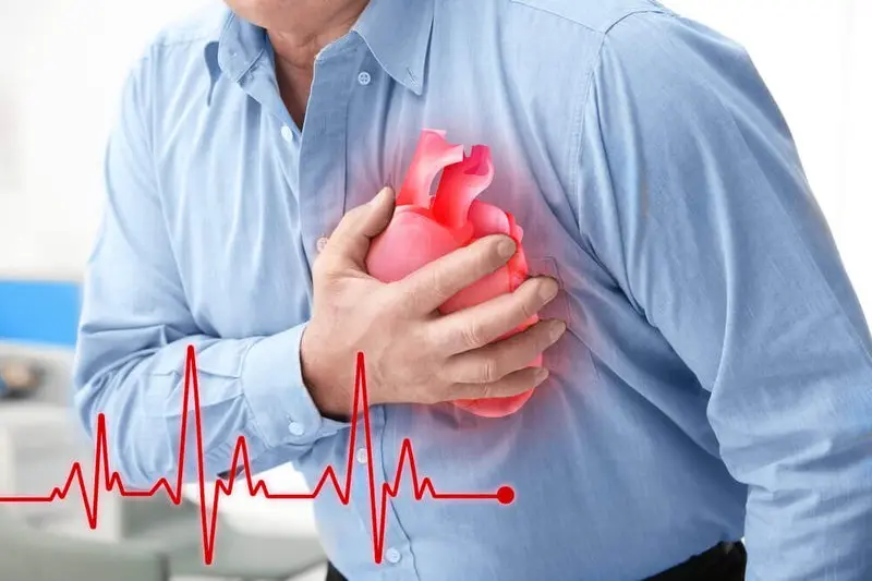 Cụ ông ôm ngực bị đau