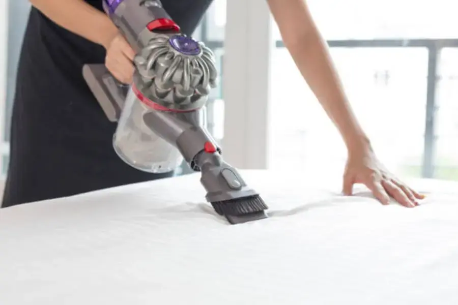 Vệ sinh nệm thường xuyên giúp loại bỏ các bụi bẩn, vi khuẩn