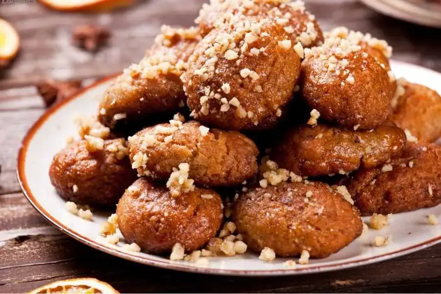 Bánh Melomakarona có hương vị ngọt thơm từ mật ong.