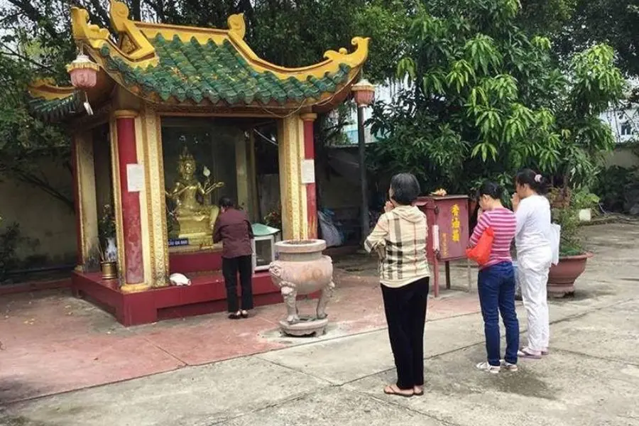 Đi Chùa, nhà thờ, đền, miếu là phong tục không thể thiếu trong dịp Tết.