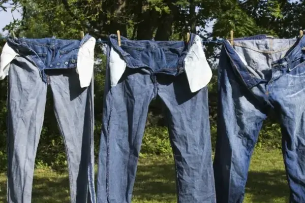 Lộn trái vải jean khi giặt và phơi giúp chúng không bị phai màu (Ảnh: lofficiel.vn)