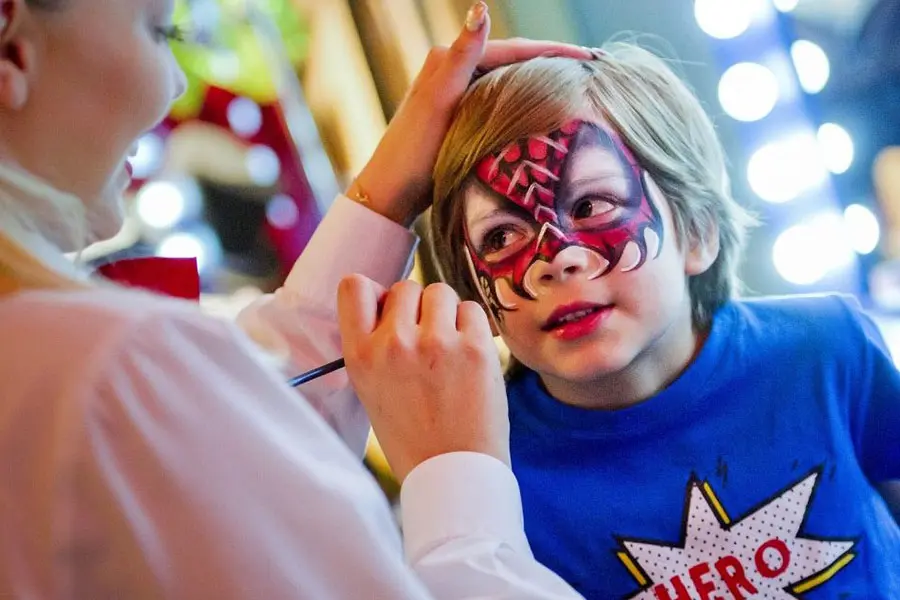 Vẽ mặt nạ Spider Man cho bé.