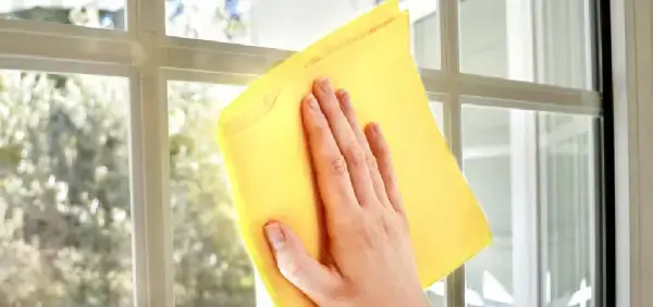 Nước cốt chanh còn tẩy vết ố trên kính (ảnh: giaidap247)