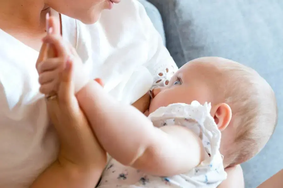 Cho trẻ bú đúng cách để đảm bảo sự phát triển của trẻ (2)
