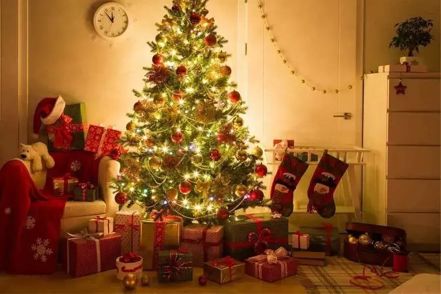 Phong cách trang trí cây thông Noel đơn giản nhưng vô cùng ấn tượng.