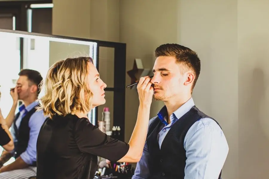 Nam giới cũng nên makeup để tấm ảnh Noel có điểm nhấn.