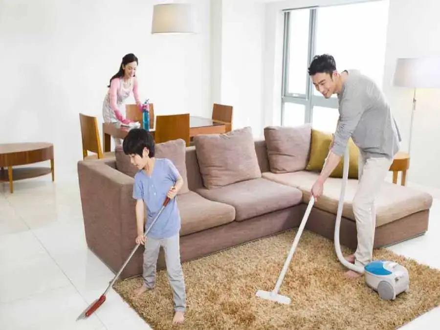 Dọn dẹp nhà cửa là công việc đầu tiên khi chuẩn bị đón Tết.