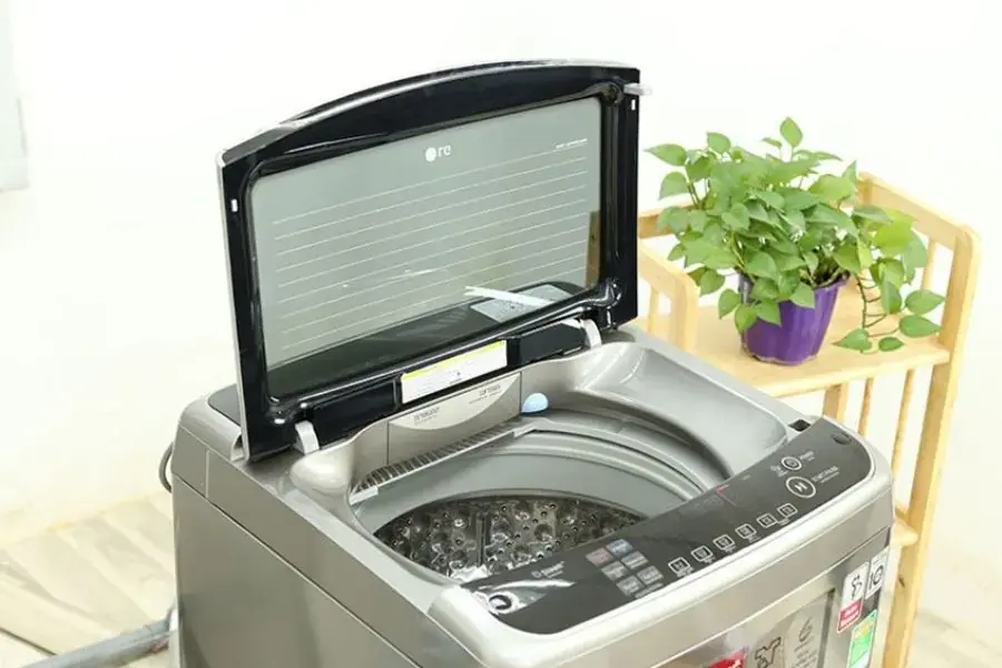 Vệ sinh cửa máy giặt bằng khăn mềm thấm dung dịch vệ sinh chuyên dụng