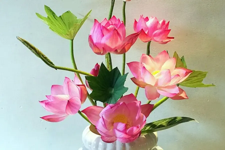 Hoa để bàn thờ được cắm đơn giản.