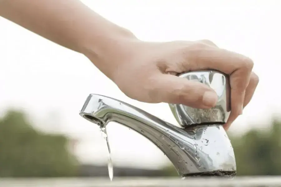 Kiểm tra áp lực nước ở các thiết bị vòi trong nhà tắm.