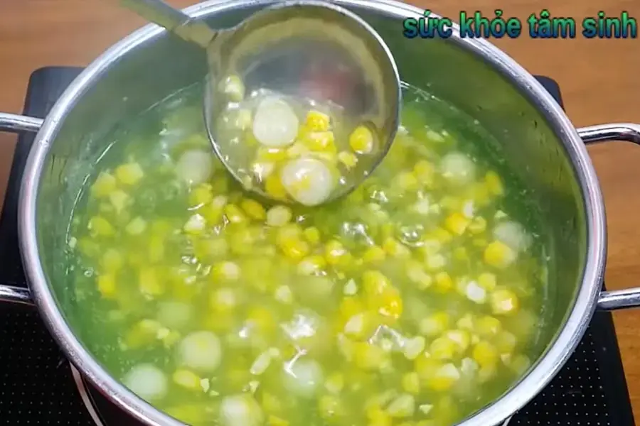 Nấu chè bắp trân châu nước cốt dừa