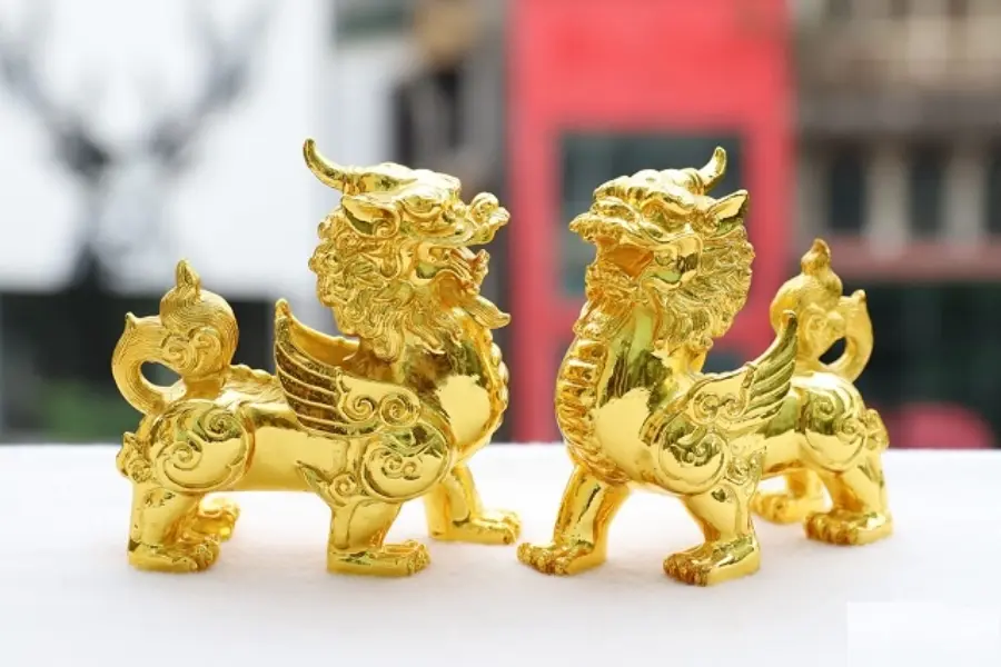Đặt Tỳ Hưu trên bàn thờ Thần Tài hướng ra cửa chính hoặc cửa sổ để thu hút tài lộc.