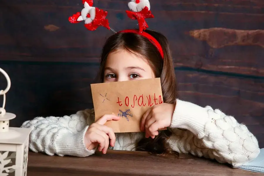Mảnh ghép hạnh phúc được kết hợp trong từng dòng chữ của những thư Ông già Noel.