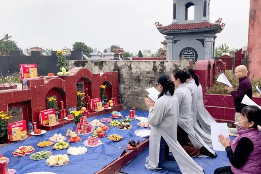 Đừng quên cúng thần linh xung quanh mộ.