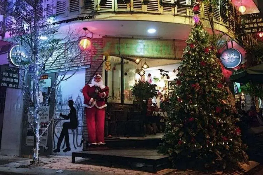 Trang trí noel cho quán cafe với ông già noel
