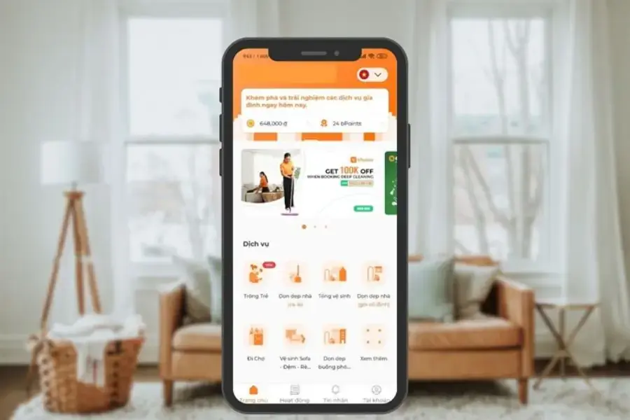 Khách hàng đặt lịch dọn dẹp nhà cửa nhanh chóng thông qua điện thoại.