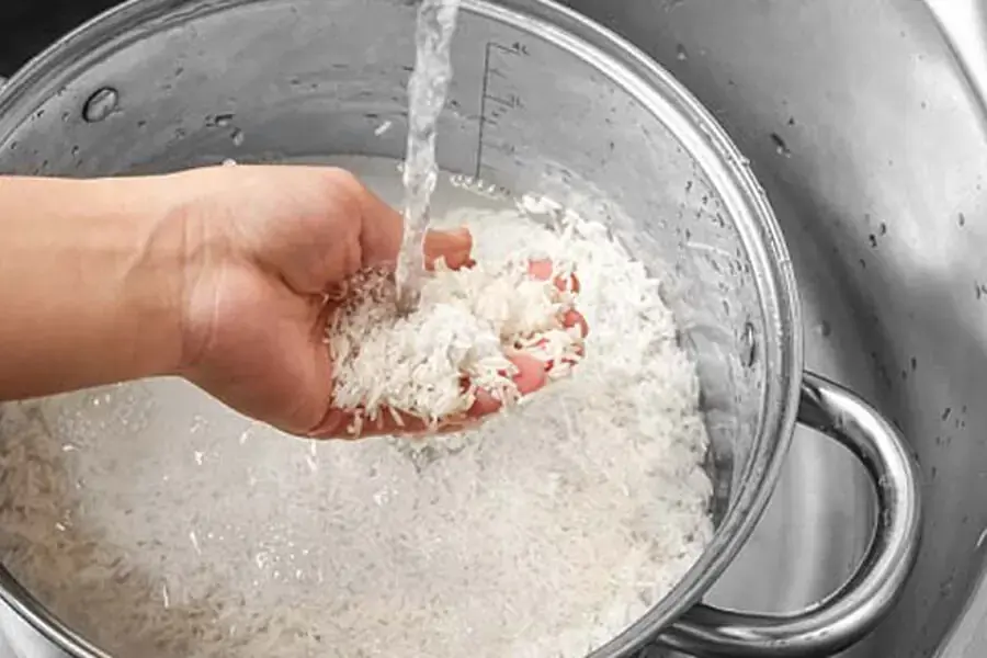 Vo gạo ít nhất 2 lần để loại bỏ hết bụi bẩn bám trên gạo (nguồn: Ohman.vn)