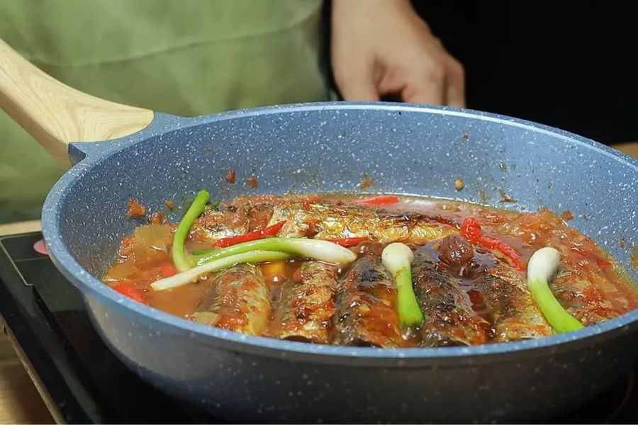 Cá nục sốt chua ngọt thích hợp ăn cùng cơm nóng hoặc bánh mì.