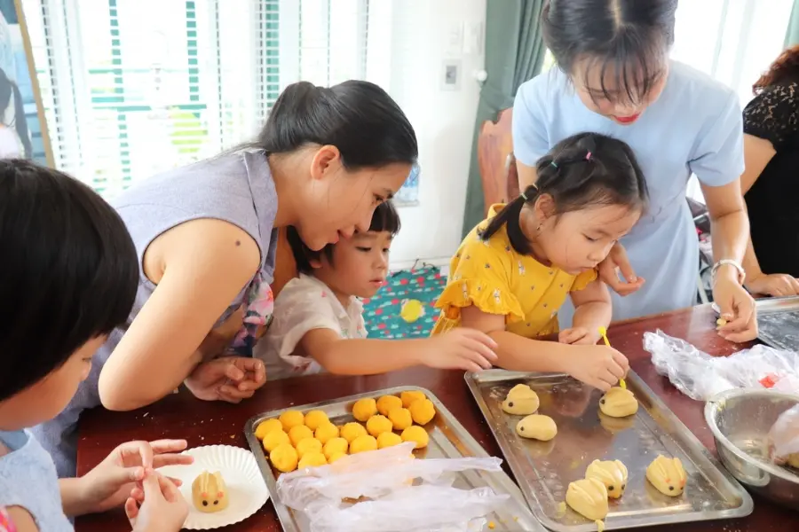 Cả gia đình cùng làm bánh Trung Thu, tự tay tạo nên những chiếc bánh thơm ngon và đáng nhớ.