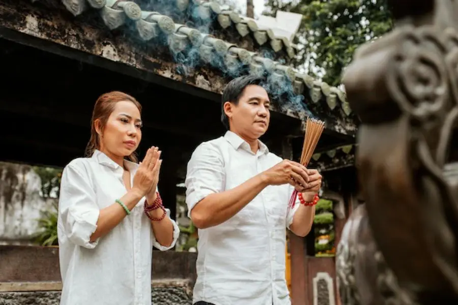 Thắp hương bày tỏ lòng thành kính
