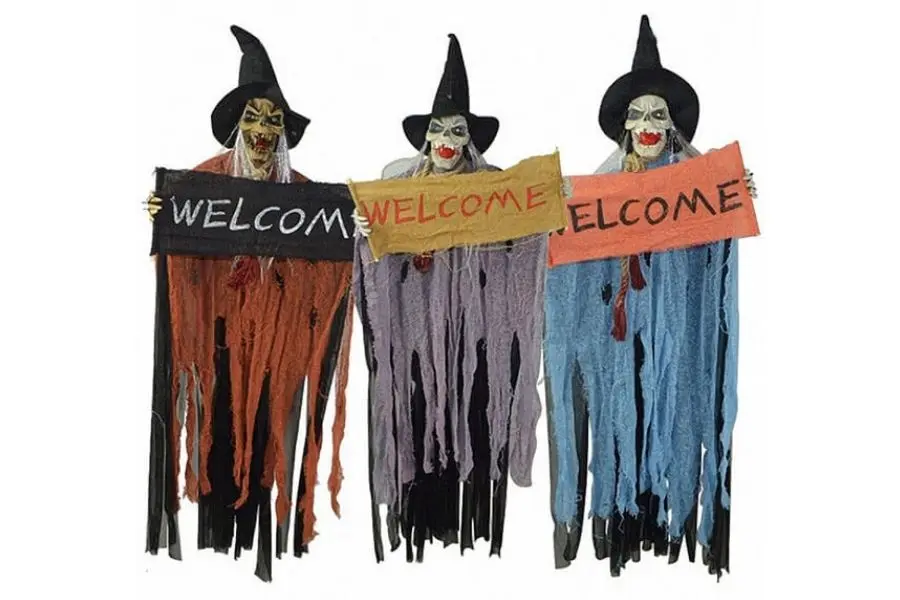 Trang trí Halloween quán cafe với mô hình phù thủy kinh dị.