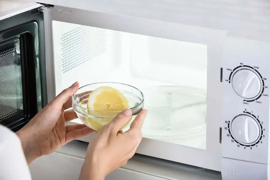 Đặt chanh vào chén nước, đưa vào lò vi sóng và đun nóng để thấy kết quả khử mùi bất ngờ (Nguồn: hips.hearstapps.com)
