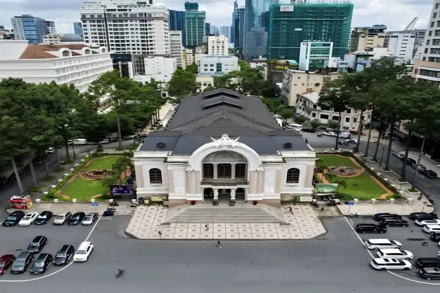 Nhà hát Thành phố là điểm check in và dạo chơi cùng người thương