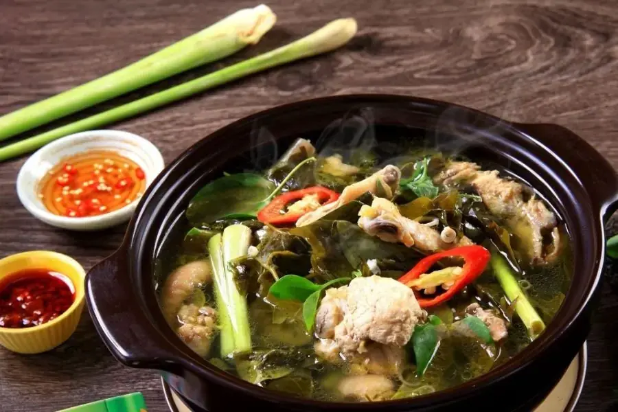 Canh gà lá giang chua chua ngọt ngọt bắt miệng