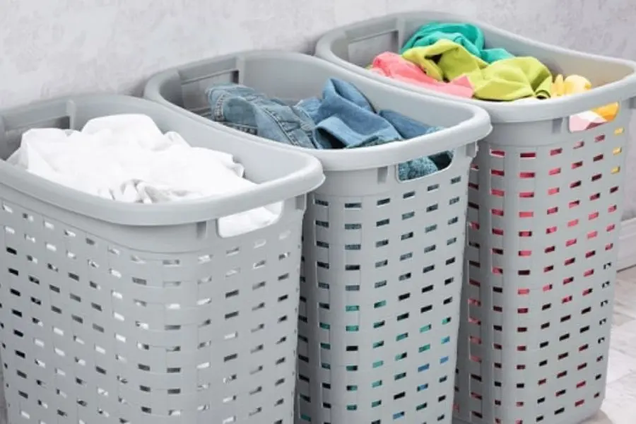 Phân loại quần áo trước khi giặt để đảm bảo hiệu quả làm sạch.