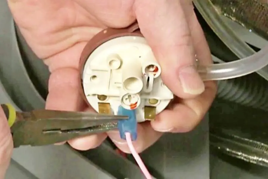 Khắc phục lỗi E5 bằng cách kiểm tra cảm biến mực nước.