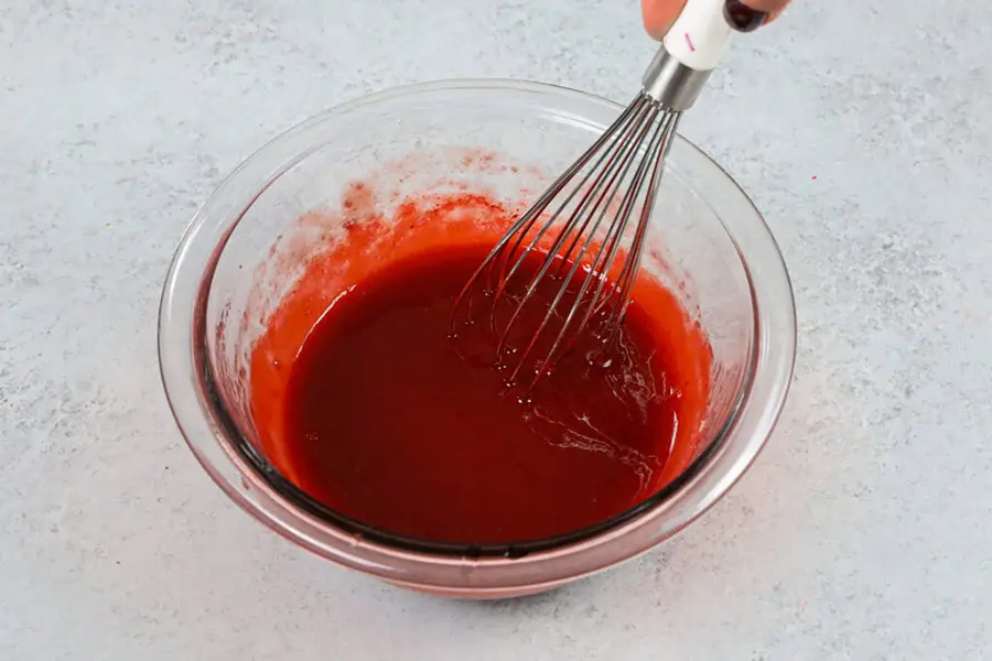 Thêm màu thực phẩm vào cà phê để tạo màu đỏ máu.