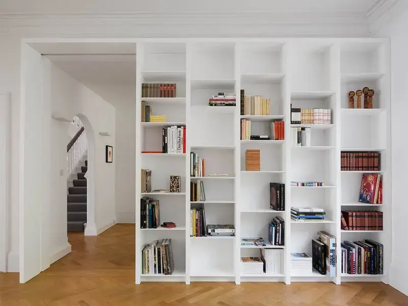 Sắp xếp sách theo phong cách đối xứng là sự lựa chọn hợp lý
