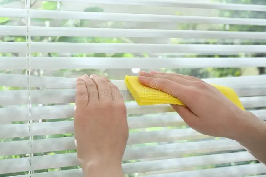 Vệ sinh từng lá rèm sáo nhôm