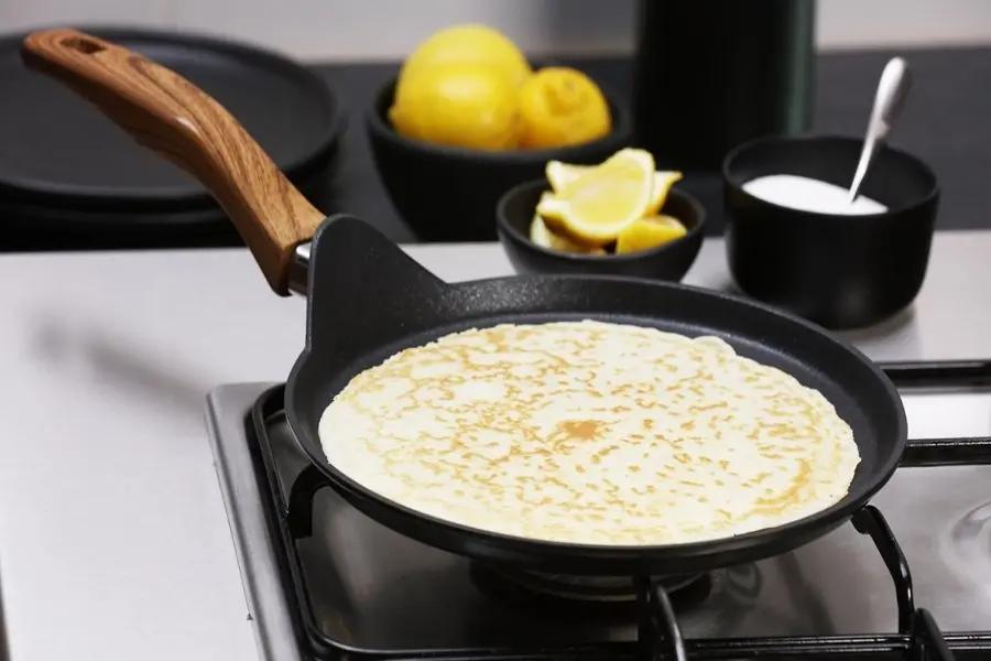 Bánh crepe được tráng mỏng trong chảo