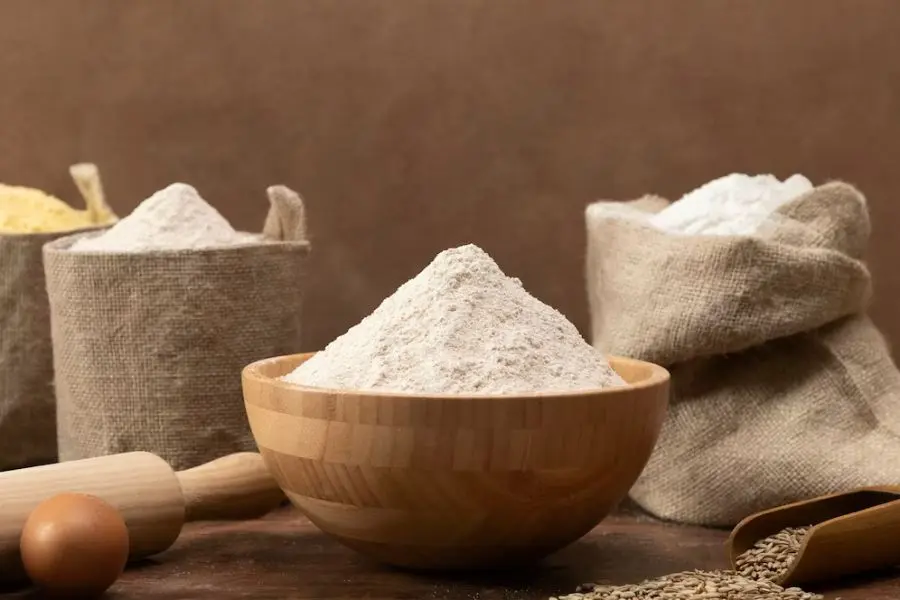Cần chuẩn bị bột gạo/ngũ cốc để nấu bột ăn dặm cho bé 6 tháng.