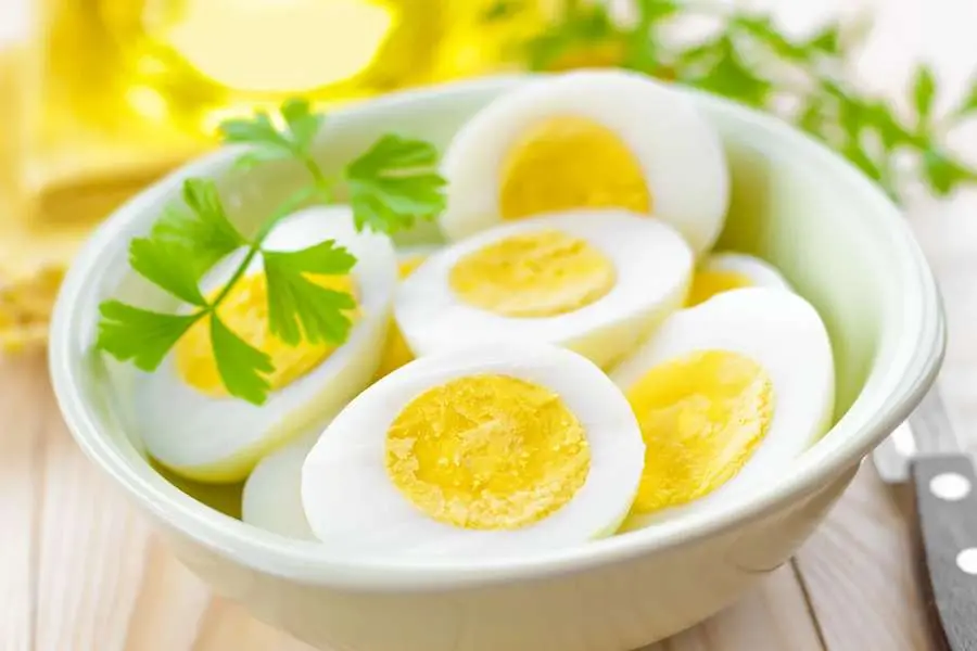 Ăn trứng luộc, canh rau cải