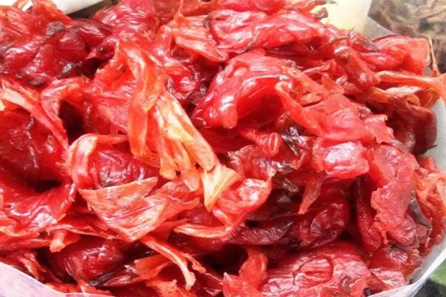 Mứt hoa hồng là một món ăn độc đáo và lạ miệng, được nhiều người yêu thích.