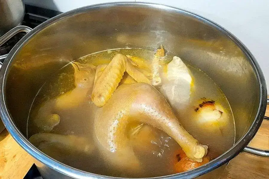 Sau khi gà chín, ngâm gà trong nồi khoảng 20 phút để có màu vàng đẹp mắt