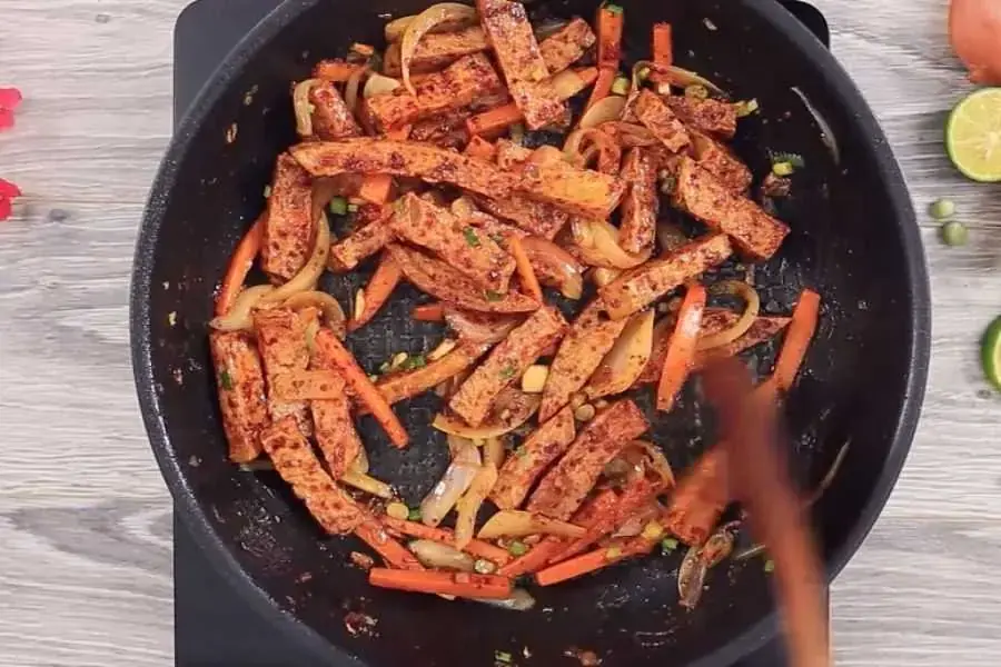 Chả lụa xào cay kích thích vị giác của người thưởng thức.