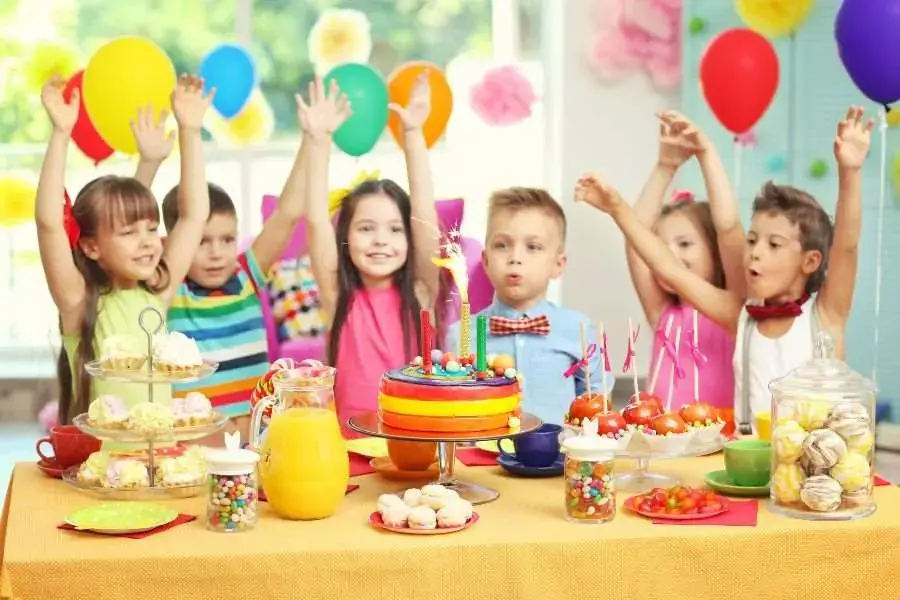 Trang trí tiệc sinh nhật giúp tạo thêm niềm hứng khởi, vui vẻ cho trẻ