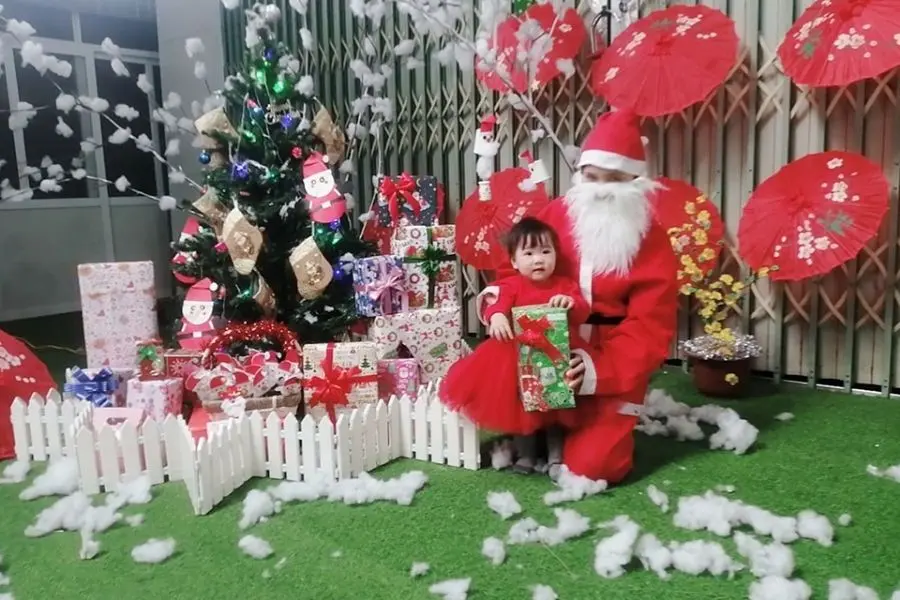 Bạn chỉ cần tận dụng những vật liệu như giấy bìa màu, vải,… để Trang trí Noel.