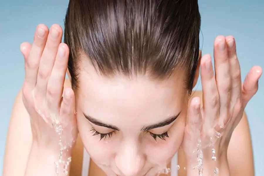 Tẩy trang và rửa mặt đúng cách sẽ hỗ trợ kiềm dầu hiệu quả cho da.