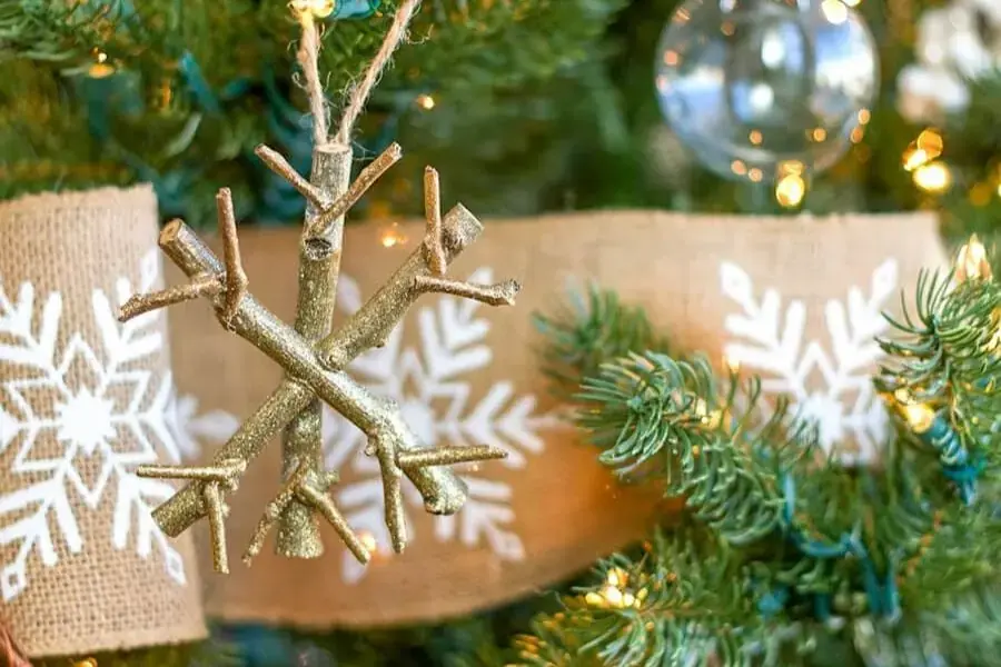 Cách trang trí Noel tại nhà với những bông hoa tuyết làm bằng nhánh cây nhỏ (Nguồn: Pinterest)