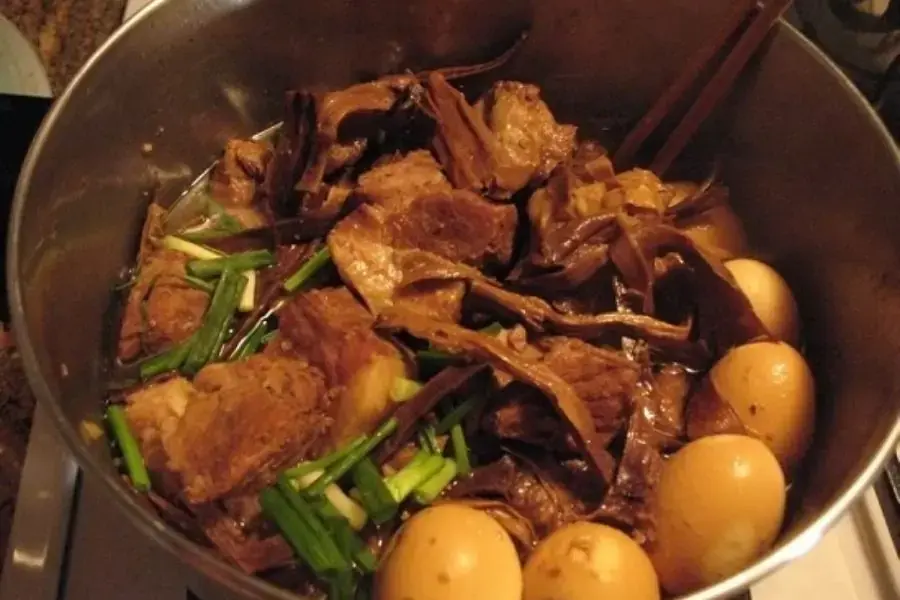 Măng khô kho thịt