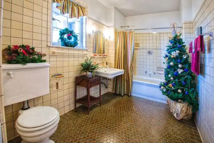 Ý tưởng trang trí Noel tối giản cho phòng vệ sinh dành cho những ngôi nhà có diện tích rộng rãi. 