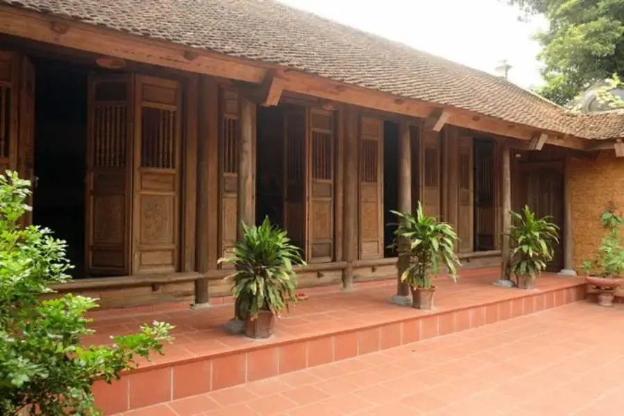 Ngói và gỗ là các vật liệu để xây dựng nhà