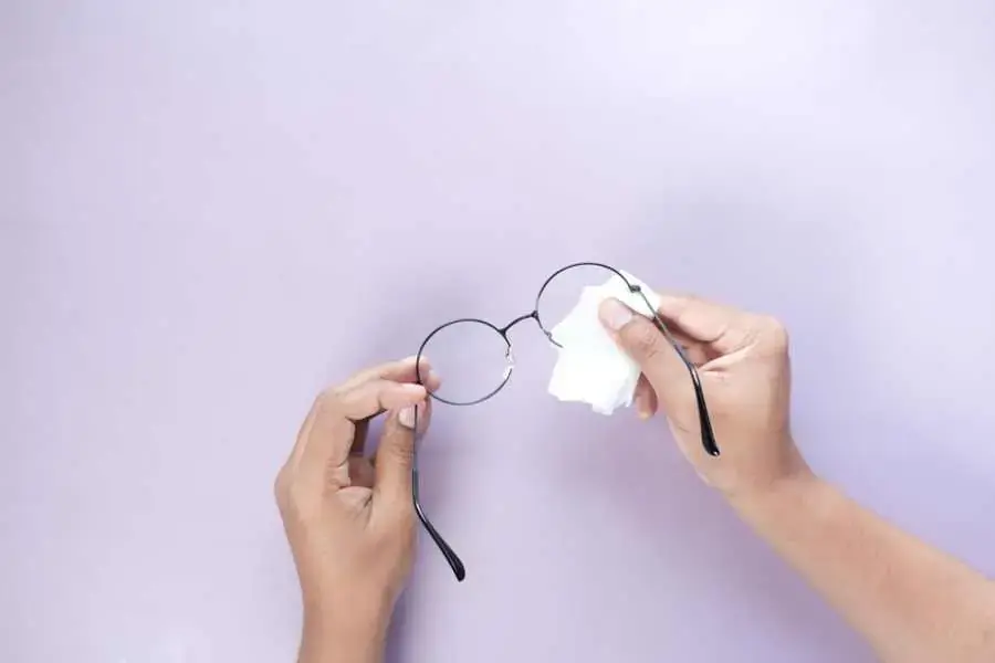 Sử dụng dung dịch vệ sinh, giấy, bông lau để lau kính