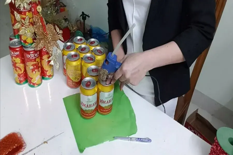 Dùng súng bắn keo cố định.