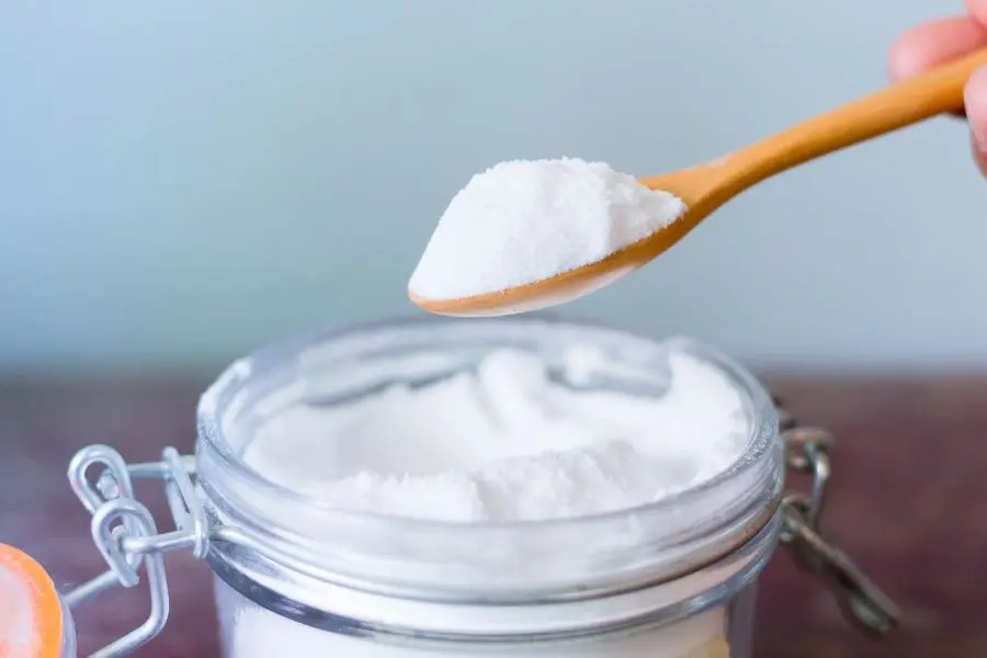 Dùng baking soda tẩy trầy kính