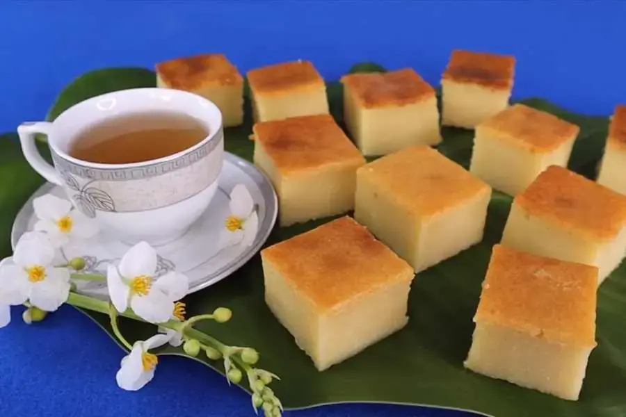 Calo trung bình trong 100g bánh đậu xanh là khoảng 416 calo.